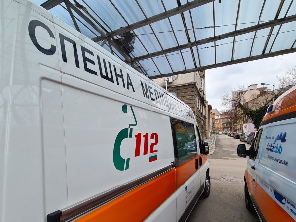 Възрастен мъж със симптоми на инсулт чака линейка два часа и половина