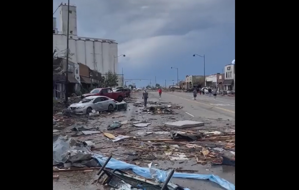 Торнадо удари Тексас и уби трима души (ВИДЕО)