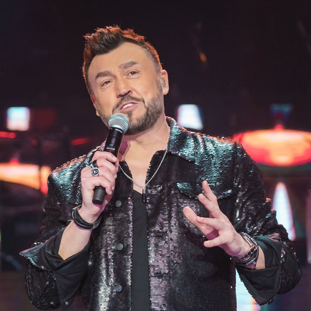 Любо пее „Облаче ле бяло“ пред „Ал. Невски“