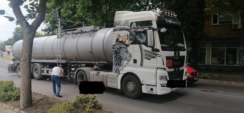 Камион цистерна блъсна и уби жена в Айтос