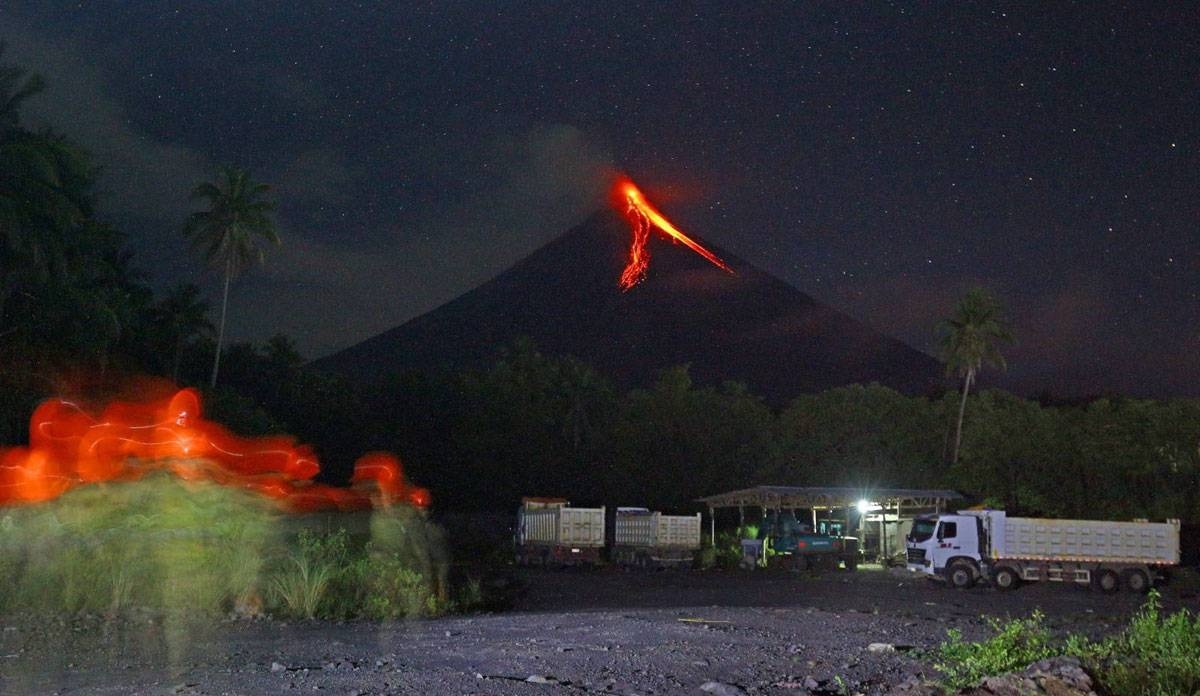 Мащабна евакуация във Филипините заради изригнал вулкан (ВИДЕО)