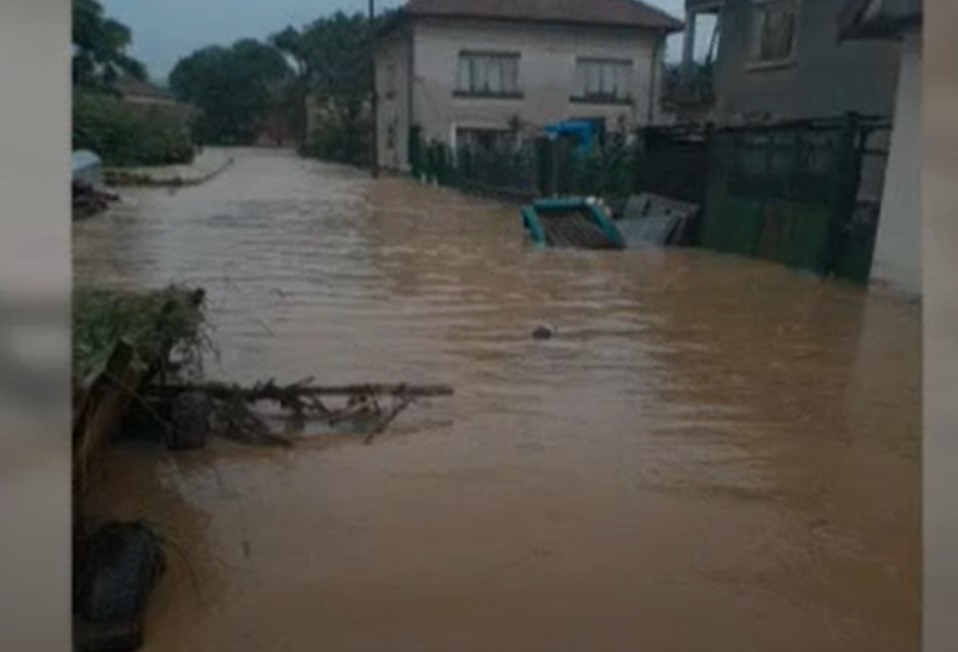 Кметът на село Лиляче: Водата се оттича, но положението остава критично
