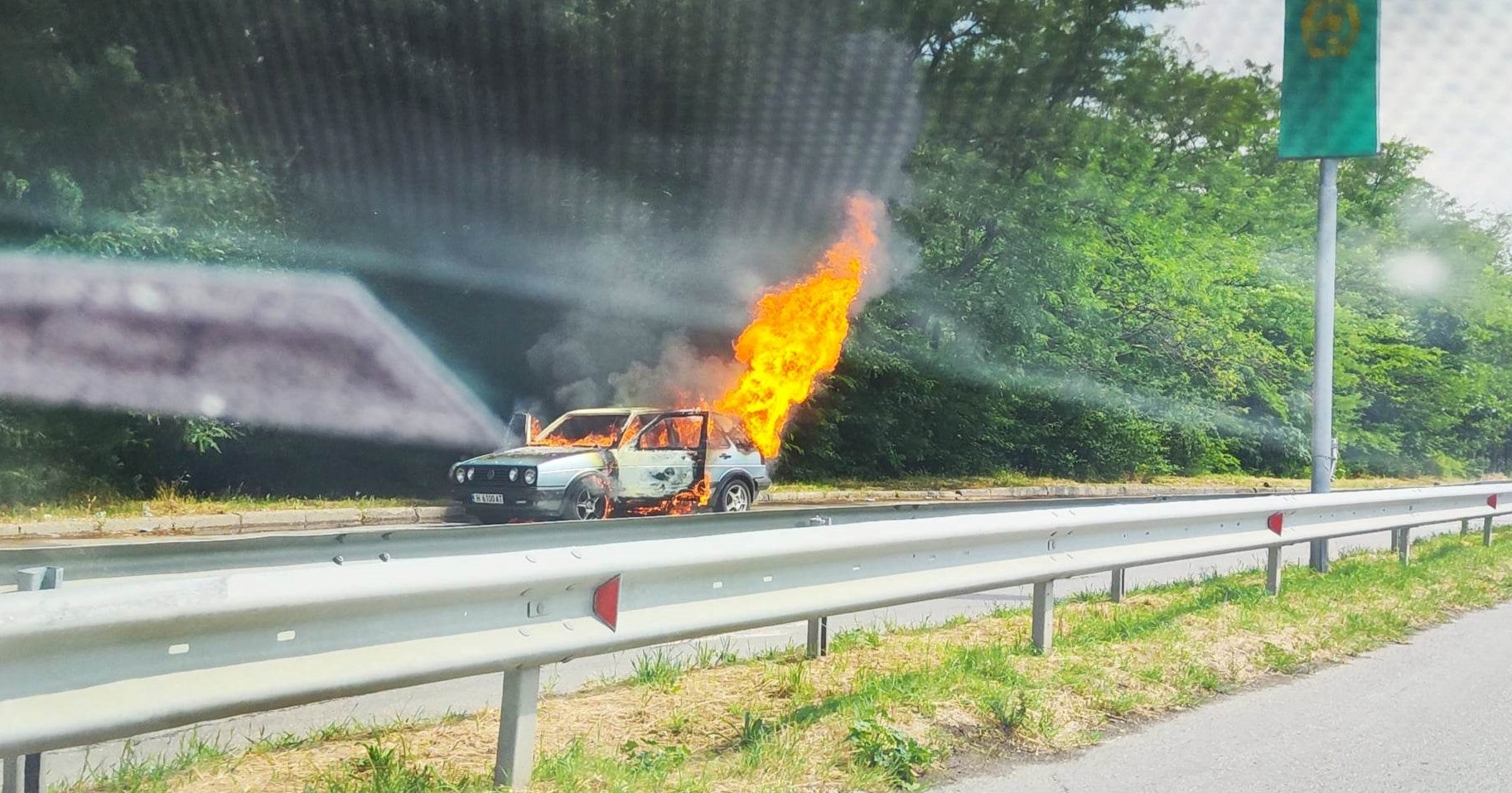 Кола пламна в движение, трима с изгаряния