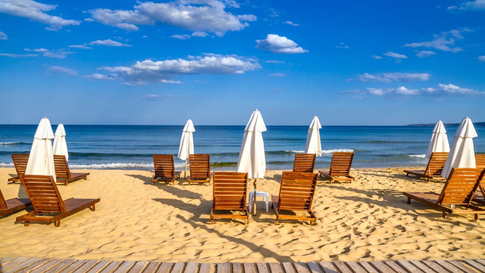 Арести на Миконос и Парос за незаконно поставени чадъри и шезлонги