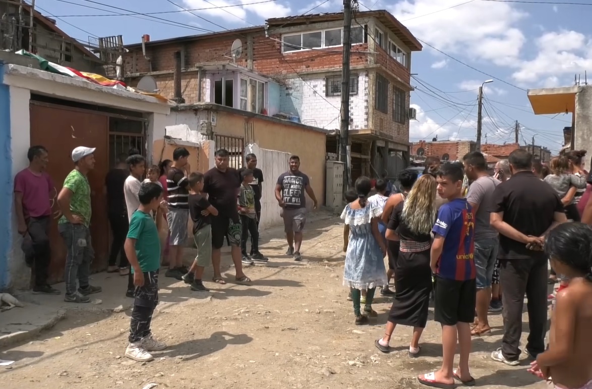 Работник нарани тежко колега с пистолет на компресор