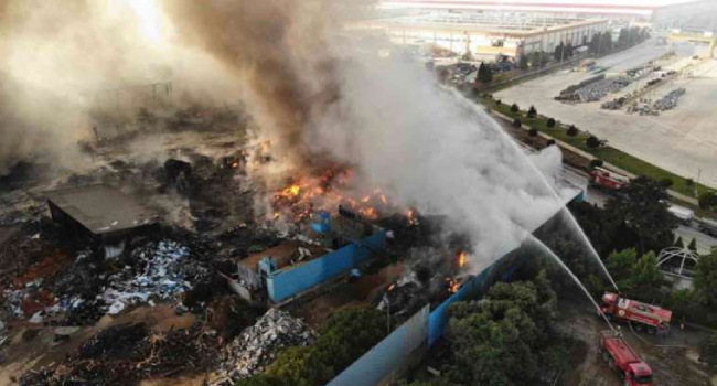Гори завод в западния турски град Маниса