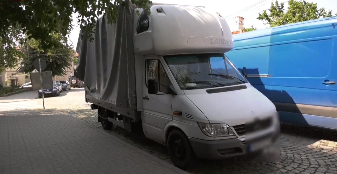 Заловиха 13 мигранти в тайник на камион край Анево