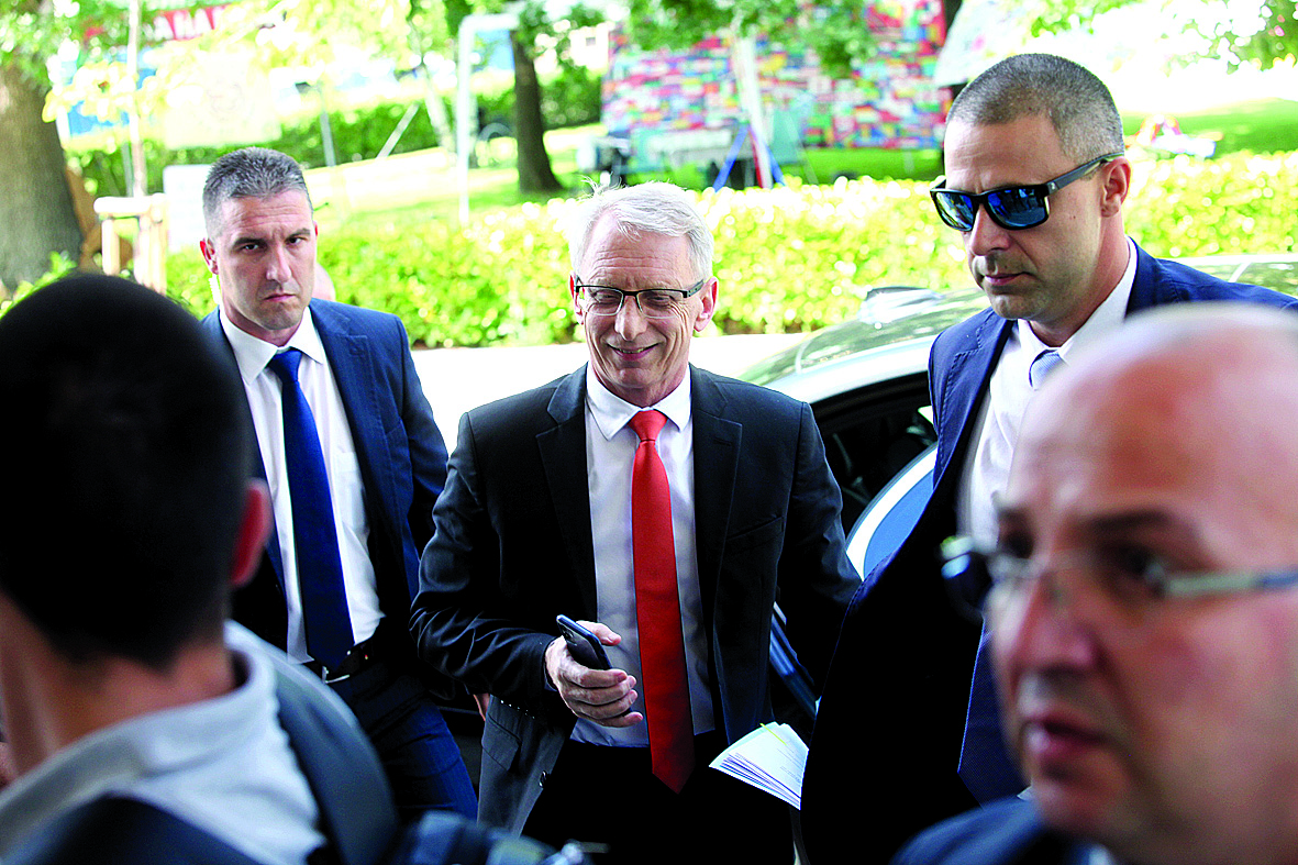 2 часа и половина властта прелива от пусто в празно