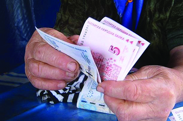 Вдигат линията на бедност на 526 лв.