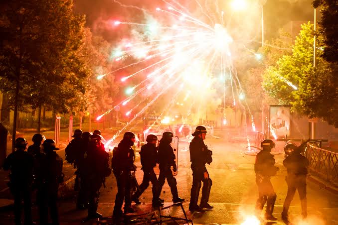 Близо 1000 задържани през четвъртата поредна нощ на размирици във Франция (СНИМКИ и ВИДЕО)