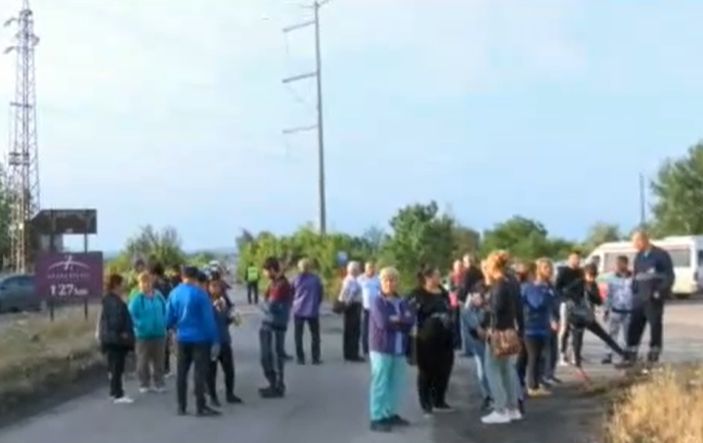 Жители излязоха на протест заради лошото състояние на пътя Гълъбово - Мъдрец
