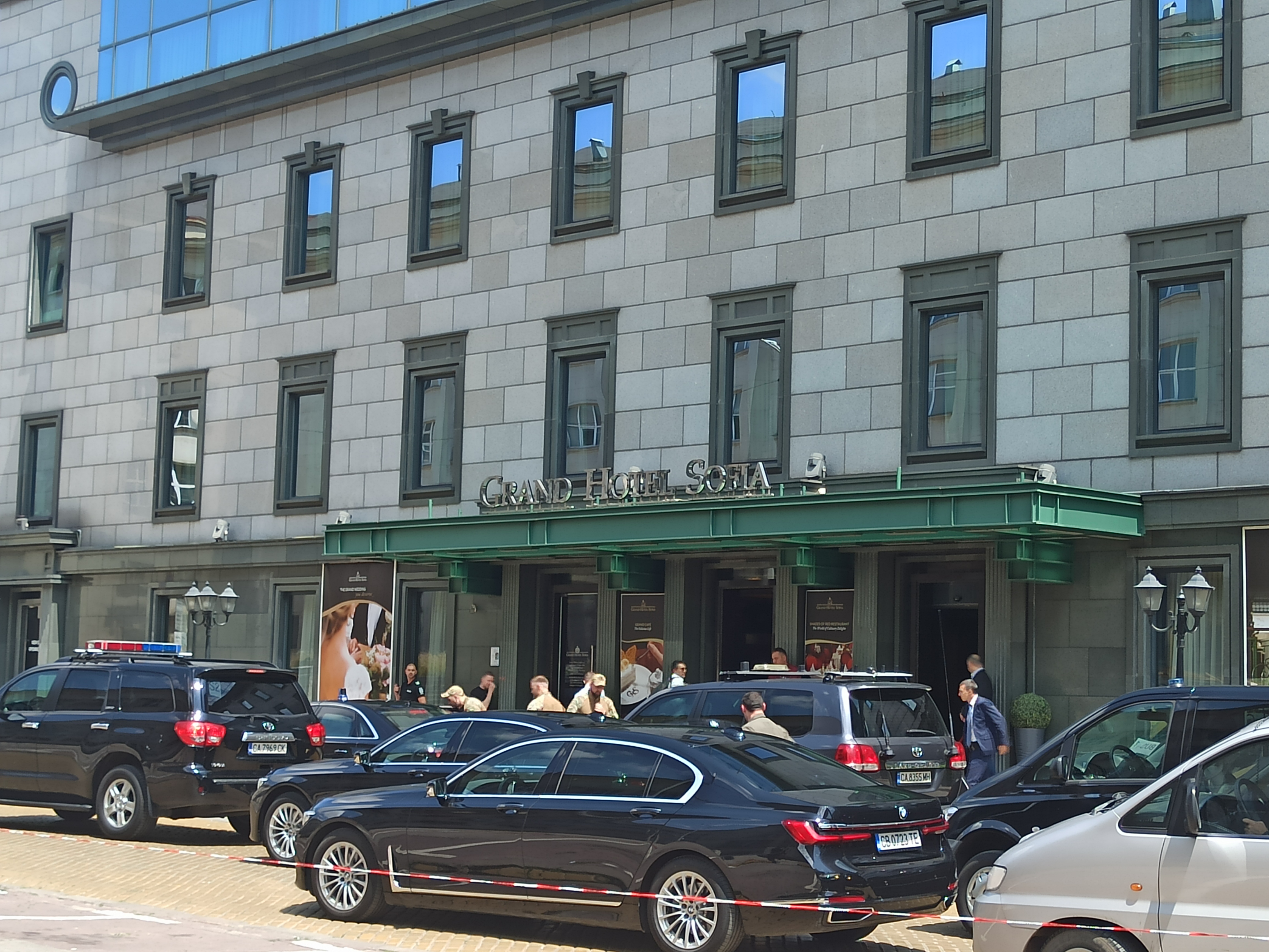 Кортежът на Володимир Зеленски пристигна пред Гранд хотел София (СНИМКИ)
