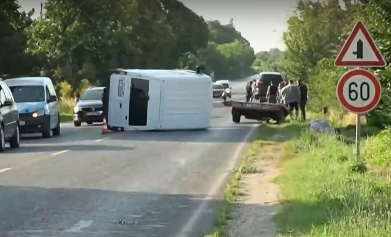 Бус и кола се удариха на пътя Русе-Варна