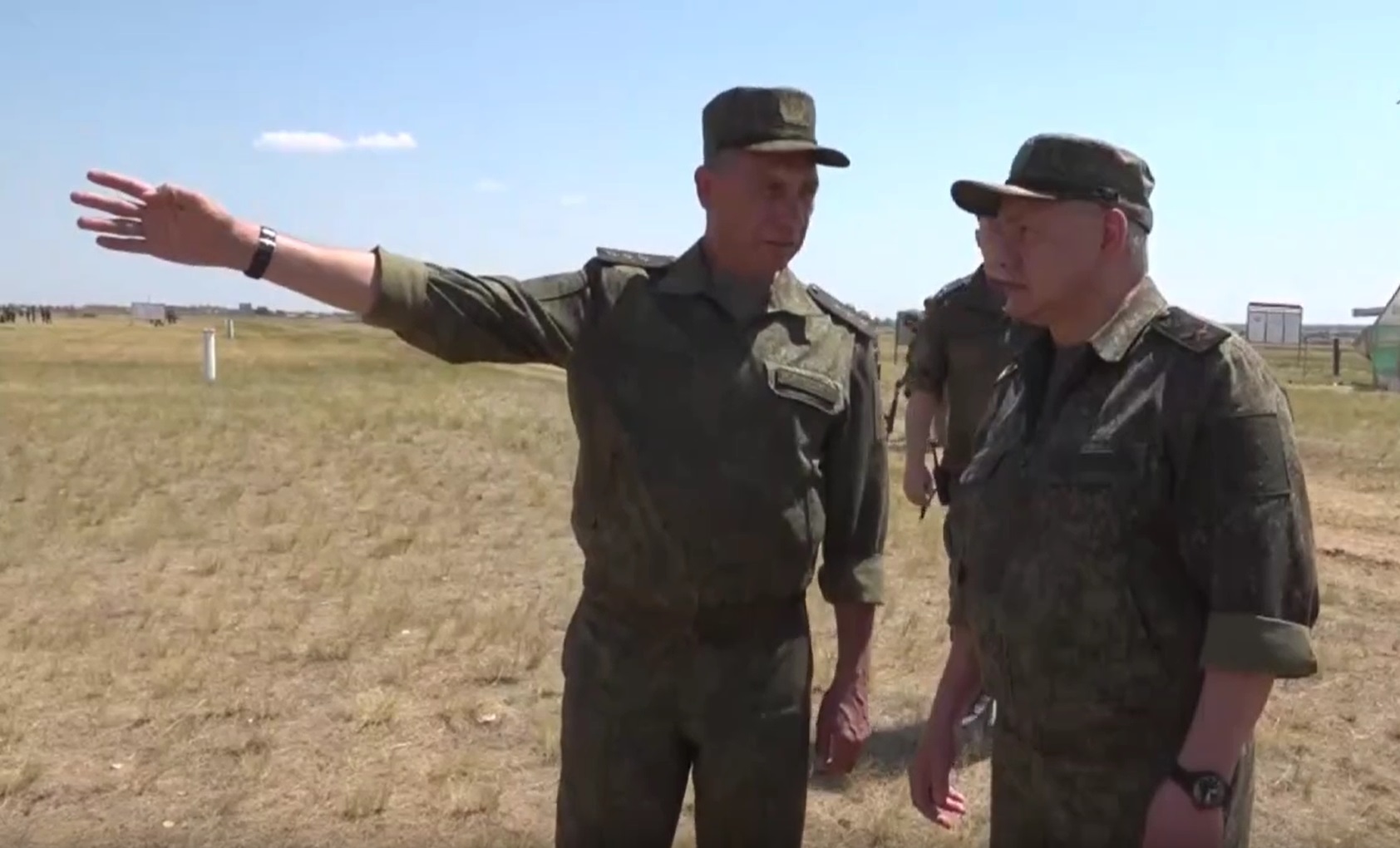 Шойгу инспектира военен полигон в Русия (ВИДЕО)