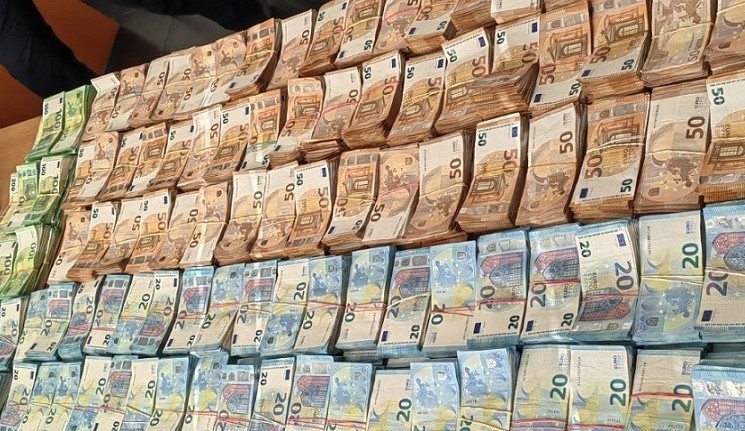 Откриха недекларирана валута за над 1,7 млн. лв. в микробус на "Капитан Андреево" (СНИМКИ)