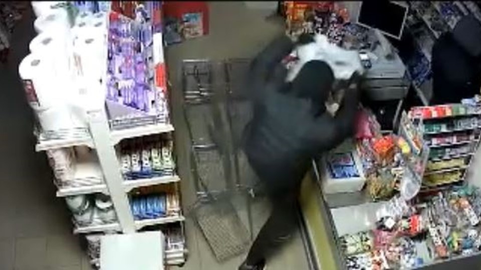 Разкриха двама непълнолетни, обрали бакалия