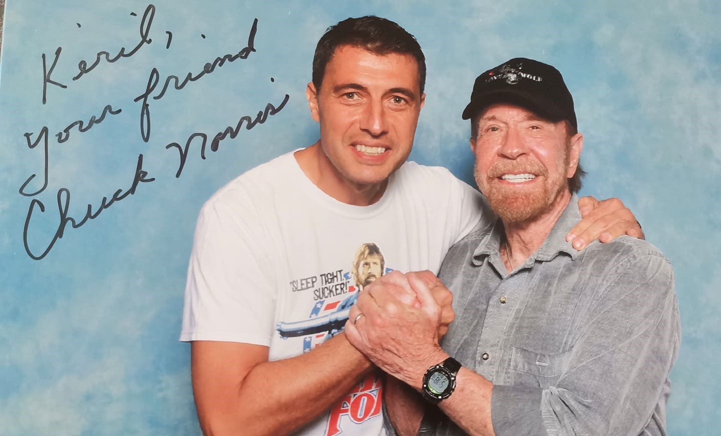 Роден киноман подари книга на проф. Николай Овчаров на Чък Норис по време на "Film Comic Con" в Лондон (СНИМКИ)