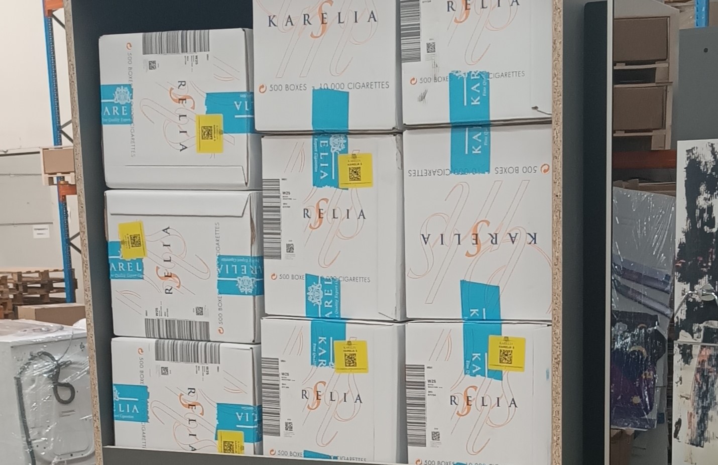 Задържаха 300 000 къса цигари, укрити в експонат от изложение за мебели