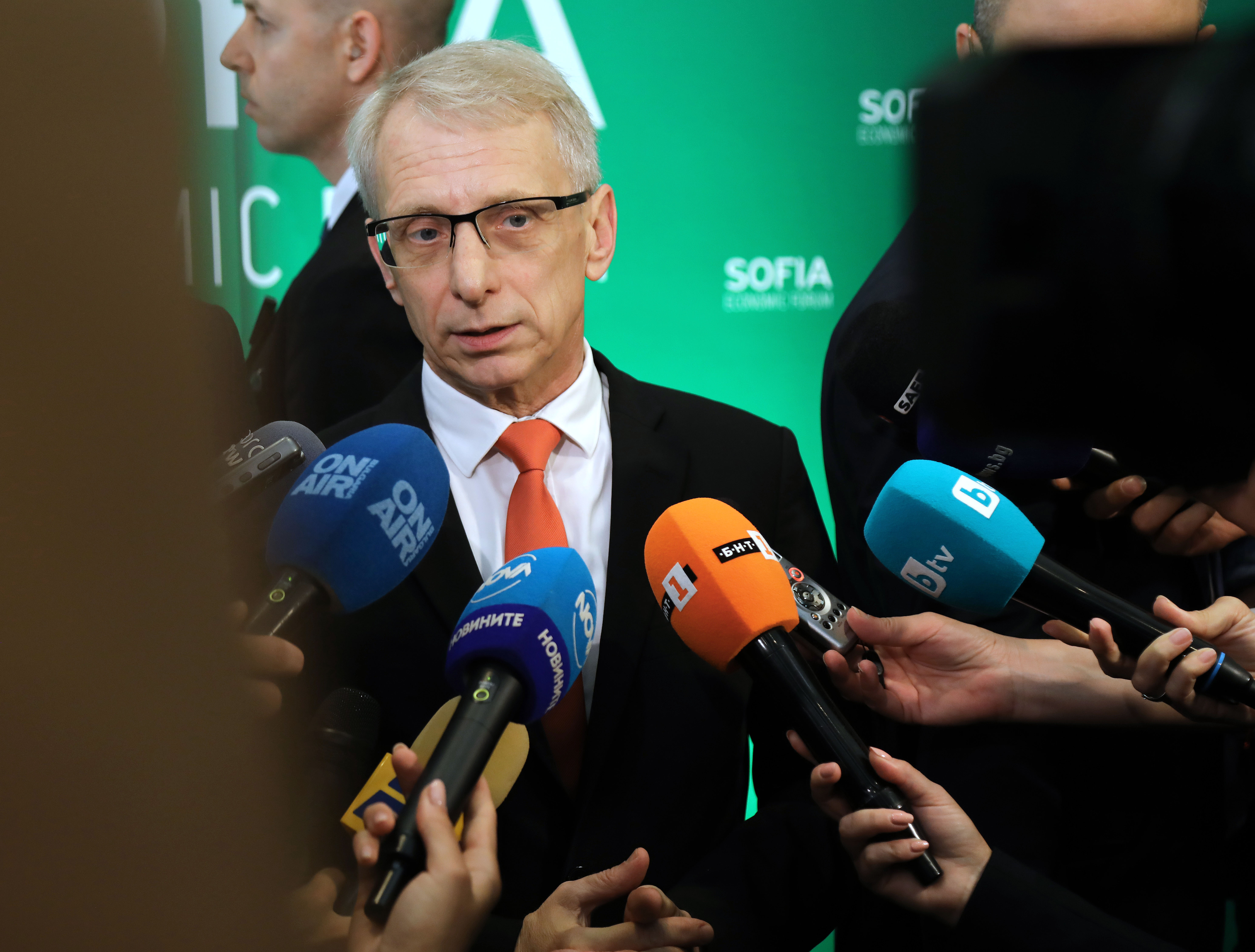 Денков: Не подкрепяме използване на касетъчни бомби