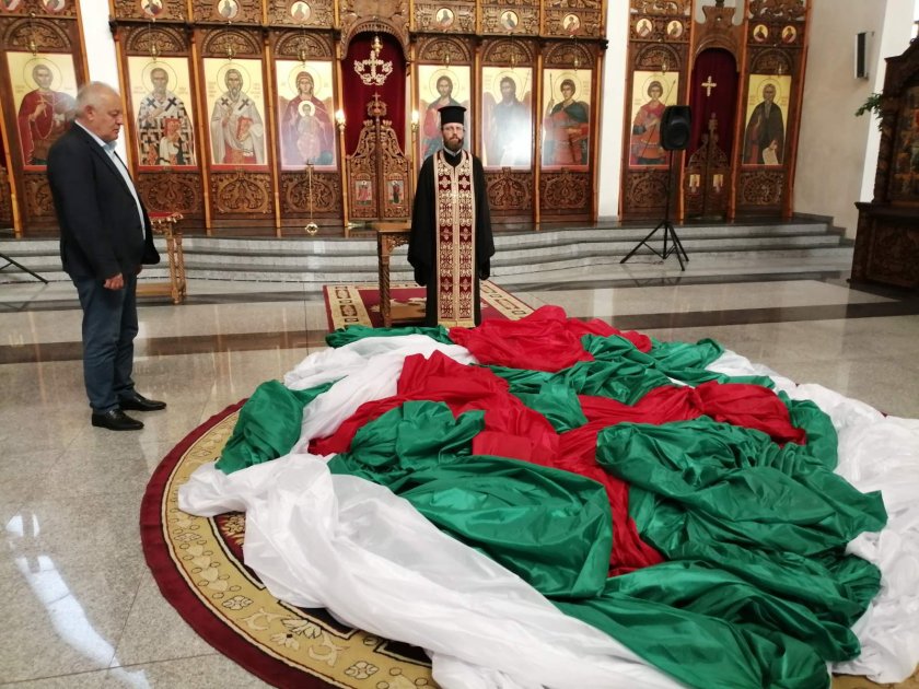 Осветиха гигантския трибагреник за пилона на Рожен
