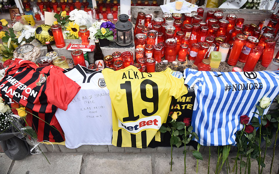 В Гърция седем души бяха осъдени на доживотен затвор за убийството на футболен фен