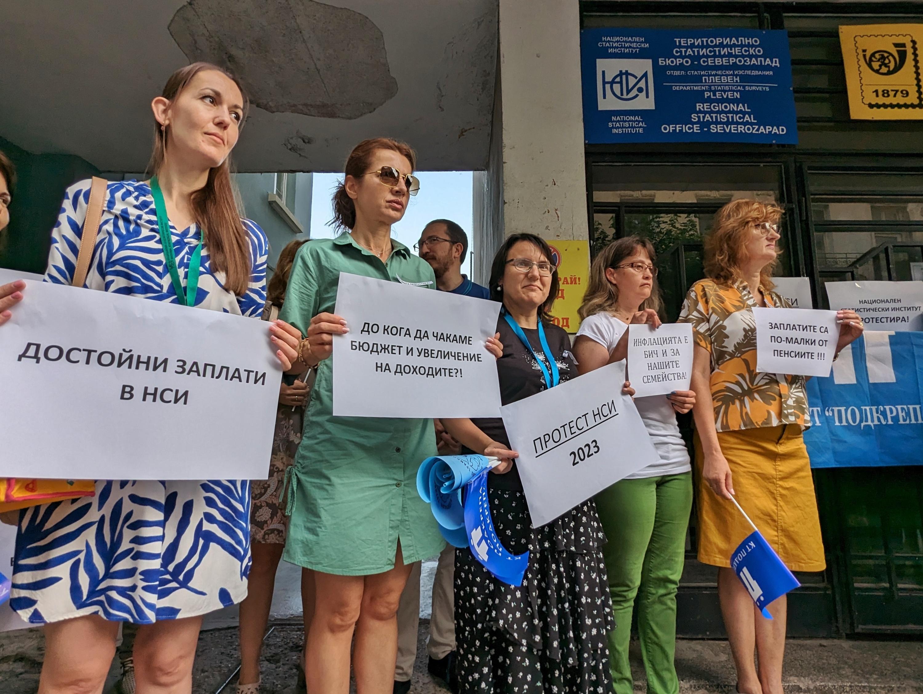 Служителите от НСИ Плевен протестират за достойно заплащане (СНИМКИ)