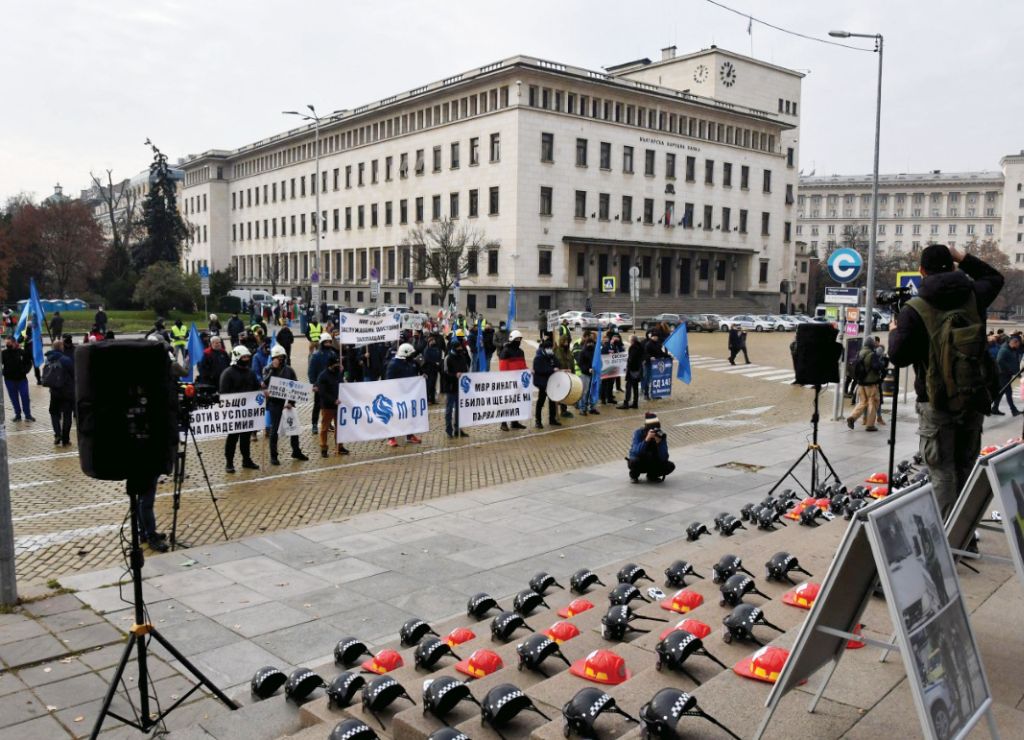 Служители в МВР излизат на протест в София