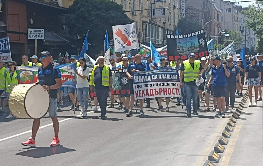 Протестиращи полицаи хвърляха стотинки по финансовото министерство
