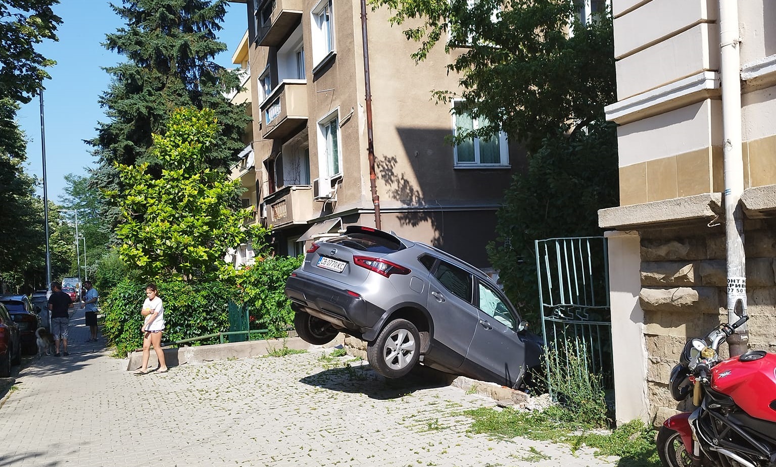 Кола се заби в двор в София