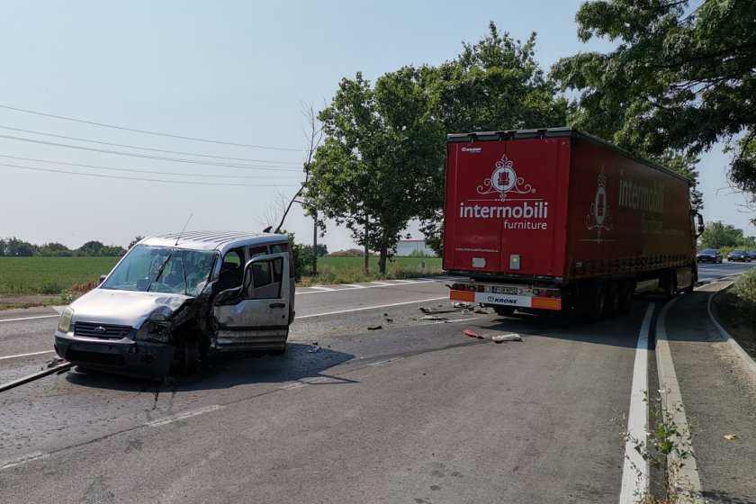 Трима пострадали след челен удар между кола и камион на пътя Русе-Бяла