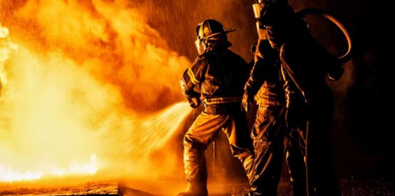 Пожар бушува в Русе, горят постройки във вилна зона