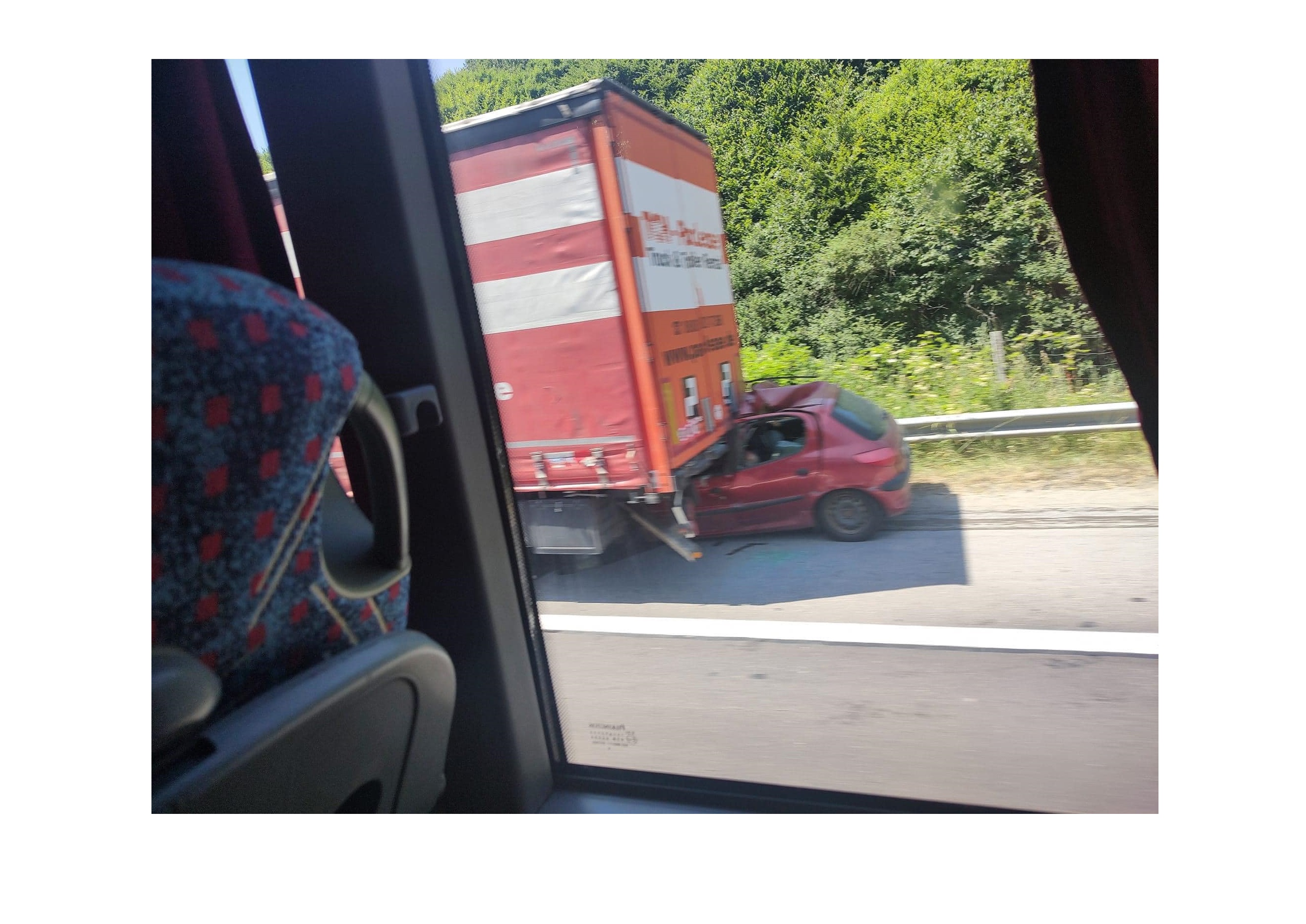 Кола се вряза в тир на автомагистрала "Хемус"