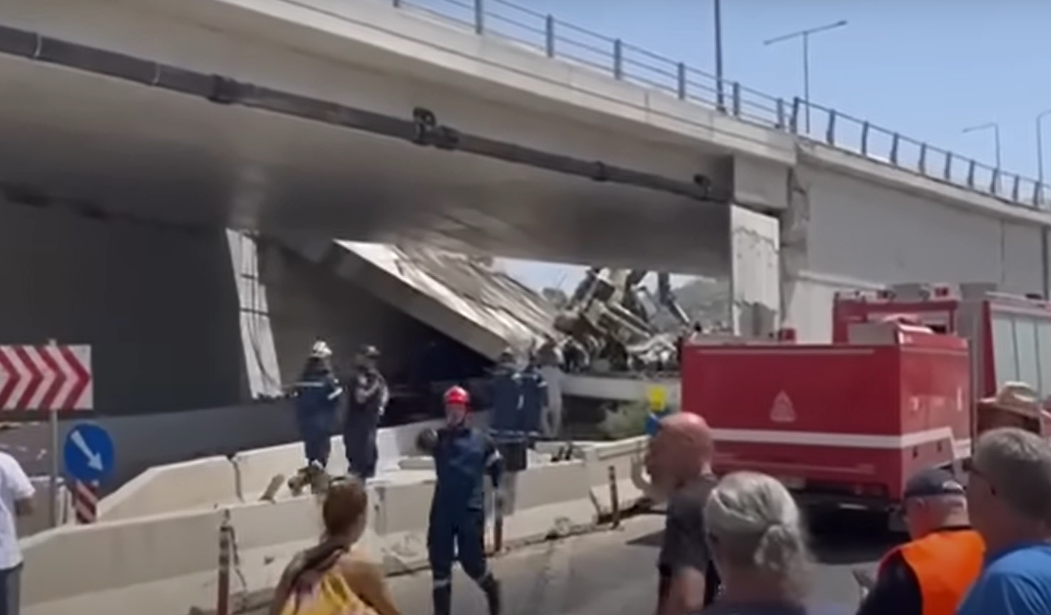 Мост се срути в Патра: Двама загинаха, петима ранени и заклещени в развалините (ВИДЕО)