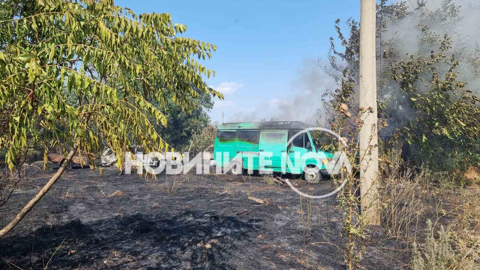 Три автомобила и микробус изгоряха при голям пожар в Пловдивско