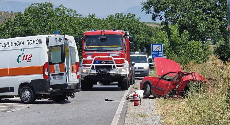 Двама загинаха при удар на линейка в лек автомобил