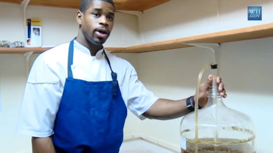 Личният готвач на Барак Обама се е удавил