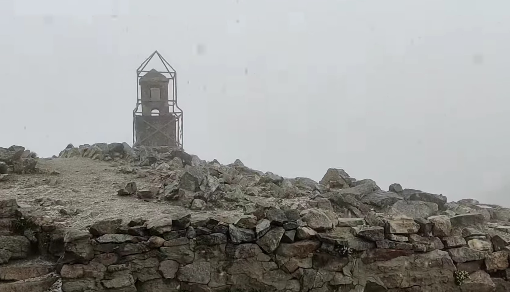 Сняг заваля на връх Мусала (ВИДЕО)