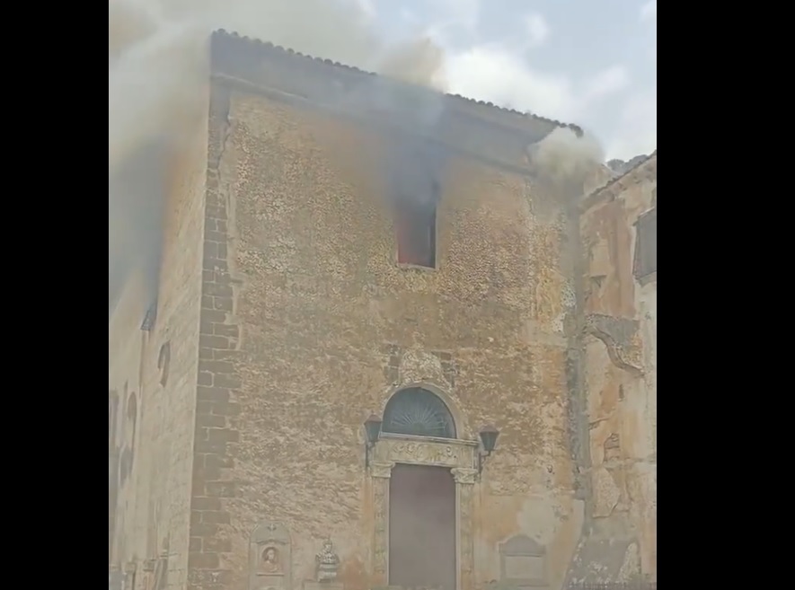 Пожар унищожи църква в Палермо (ВИДЕО)