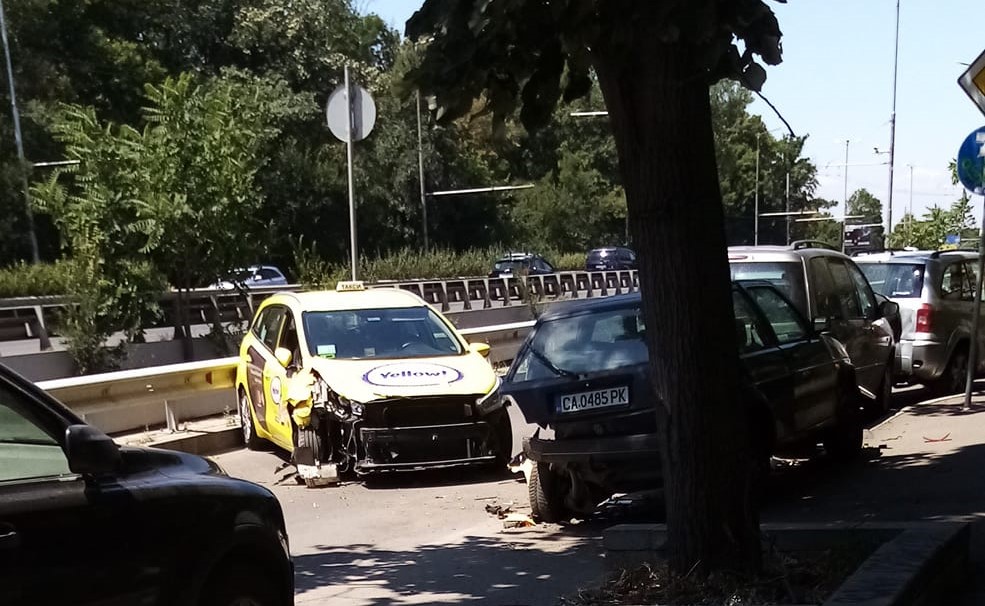 Такси удари четири автомобила в локалното на "Цариградско шосе"