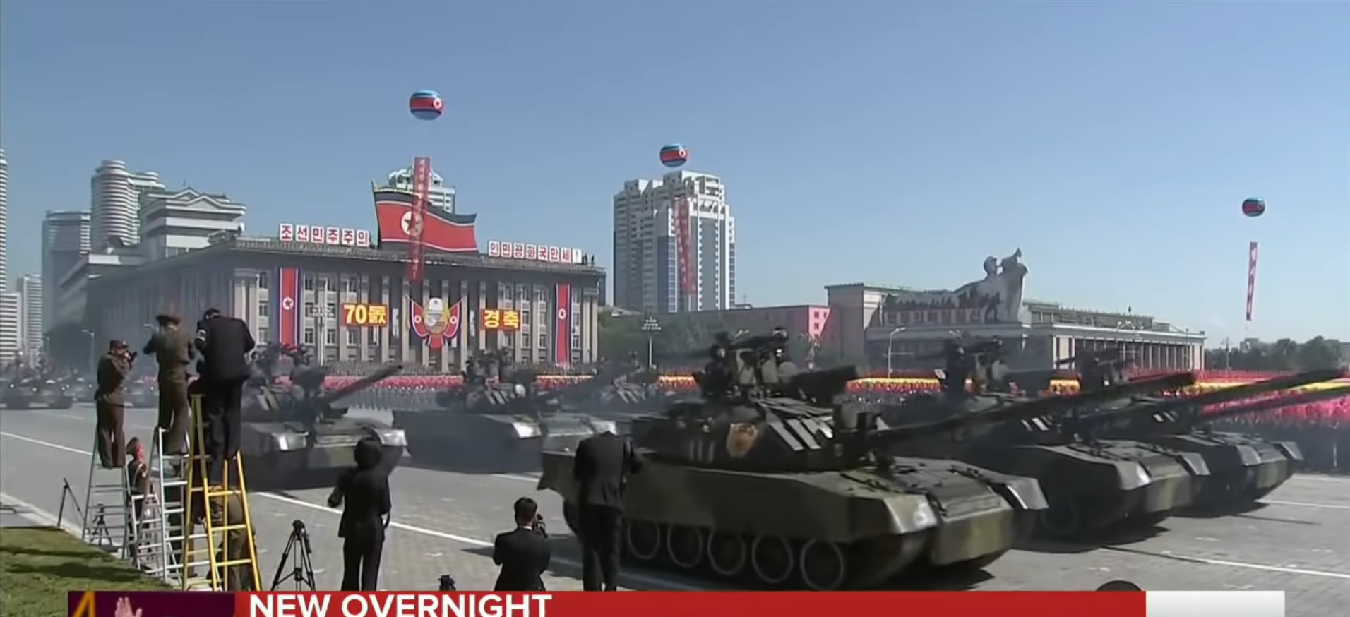 Дронове и балистичен ракети от ново поколение: Северна Корея показа мощ с грандиозен парад (ВИДЕО)