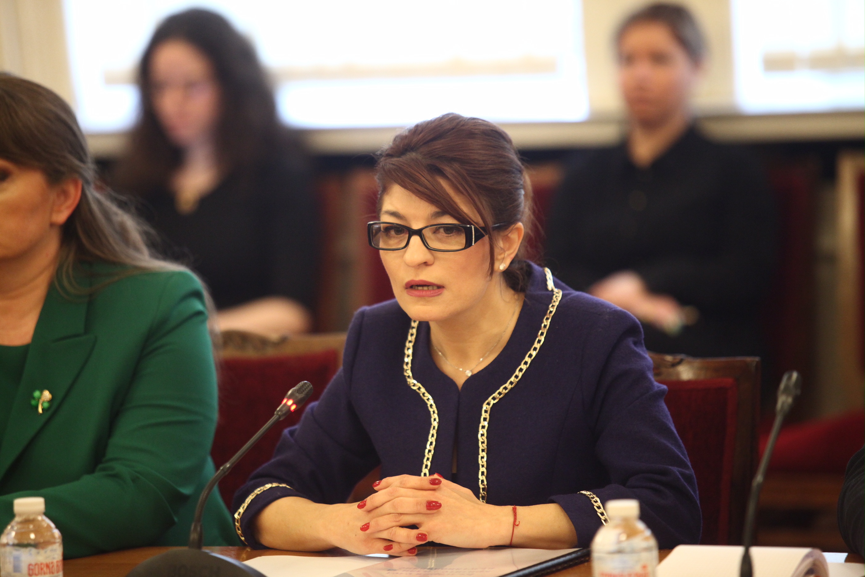 Десислава Атанасова: С 15% се увеличават заплатите на служителите на НОИ