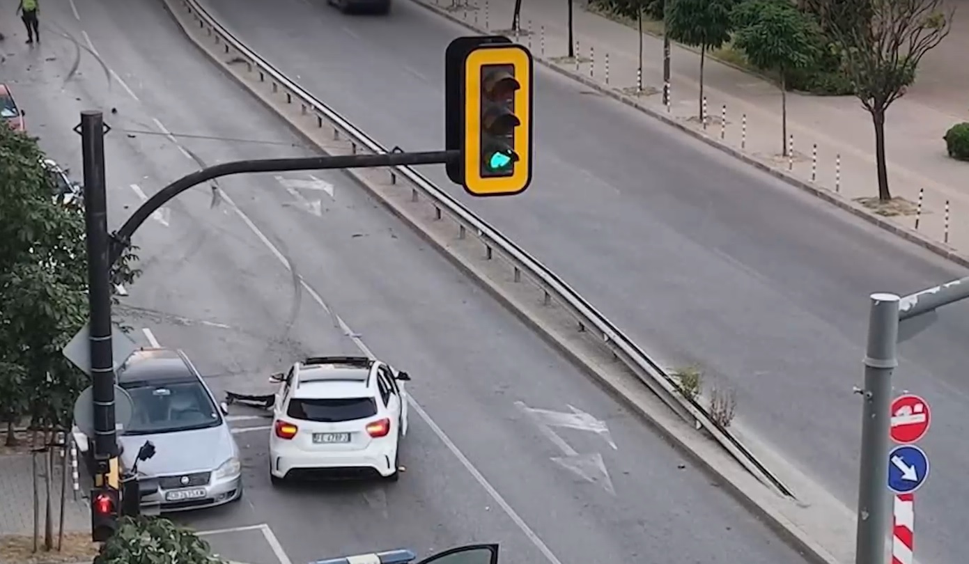 Шофьор удари паркирани коли в София