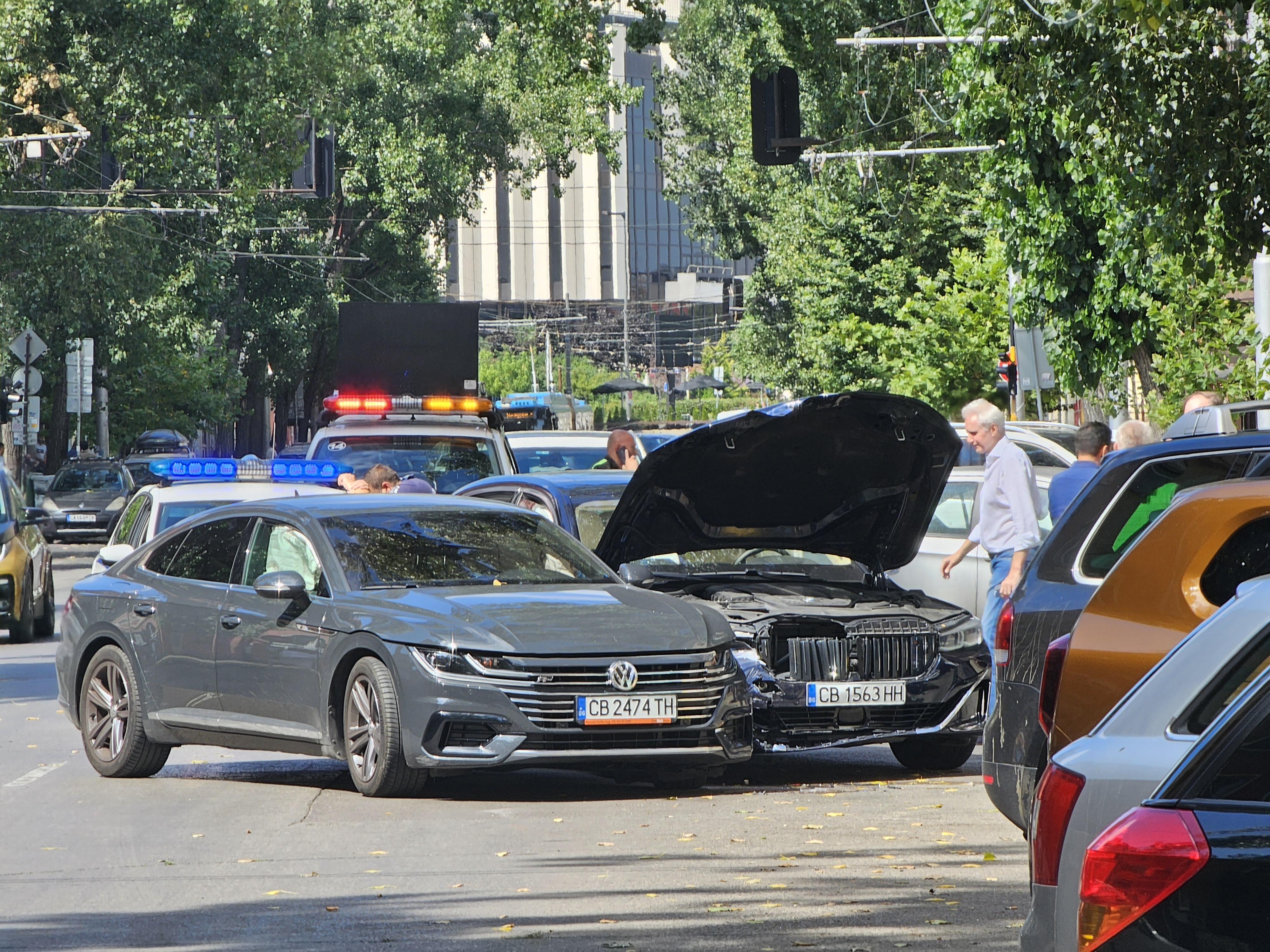 Катастрофа между два автомобила затрудни движението в центъра на столицата