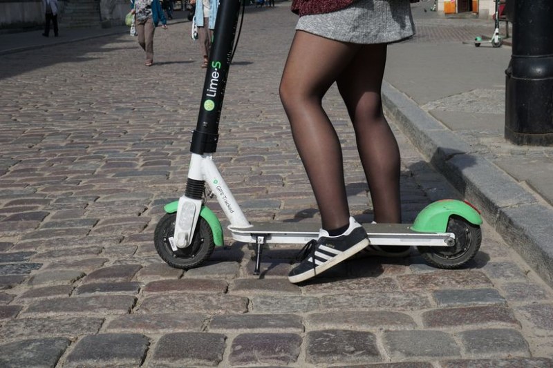 Две жени са с опасност за живота след падане от електрическа тротинетка в Бяла