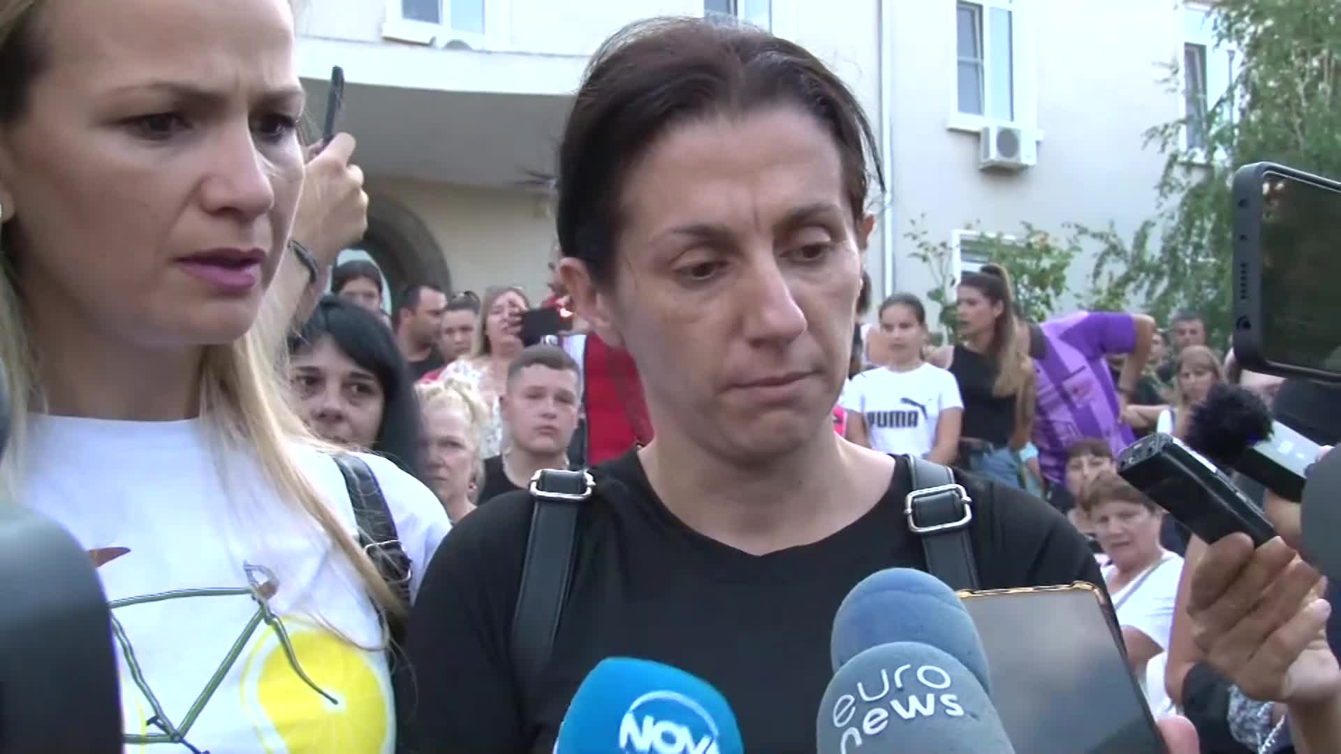 "Знае за подкрепата, но е безмълвна": Майката на обезобразеното момиче също участва на протеста в Стара Загора