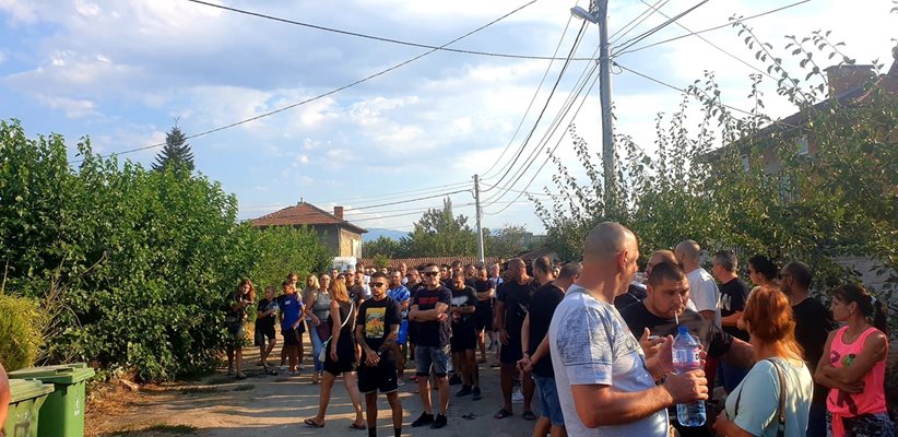 Втори ден протести в Цалапица за убития Митко: Спрете корупция и чадърите, искаме доживотен затвор