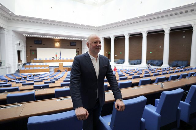 Решено: Местят депутатите в Партийния дом (обзор)
