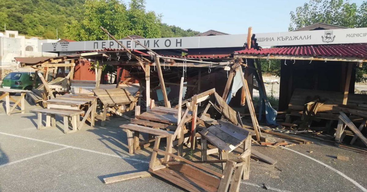Задържаха 18-годишни момче и момиче за вандалския акт на паркинга на Перперикон