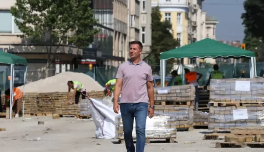 Проверяват пренаредените жълти павета всеки ден