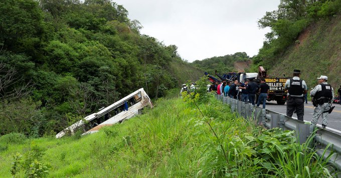 Туристически автобус падна в пропаст в Мексико, най-малко 18 души са загинали (ВИДЕО)
